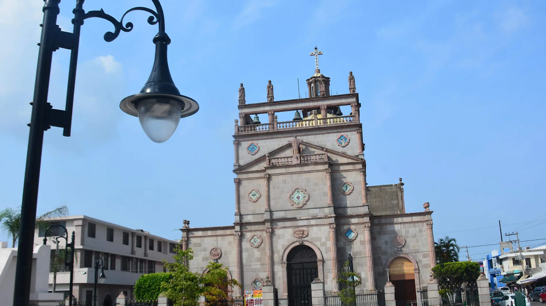 El templo estaba ubicado fuera de la primera traza urbana, después fue absorbido por comercios